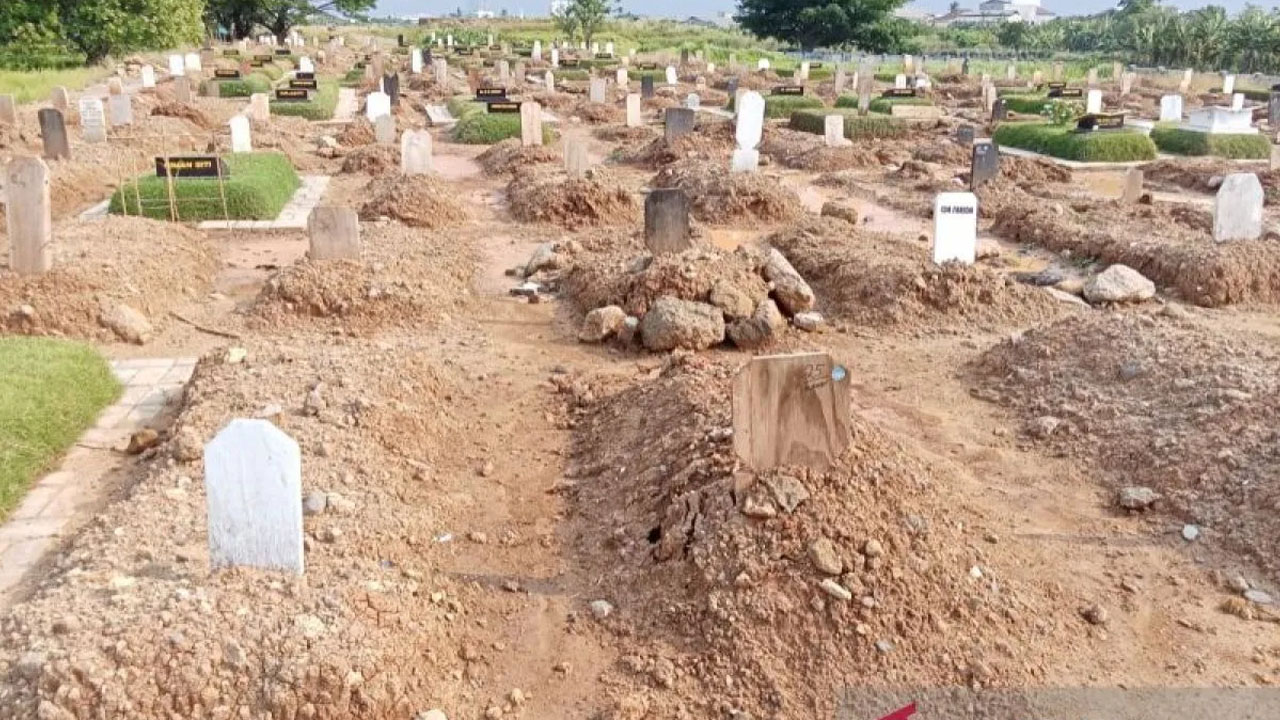 Keluhan Warga di TPU Tegal Alur: Tanah Urugan Sisa Proyek MRT Berpasir dan Berbatu Hambat Penggalian Makam Baru