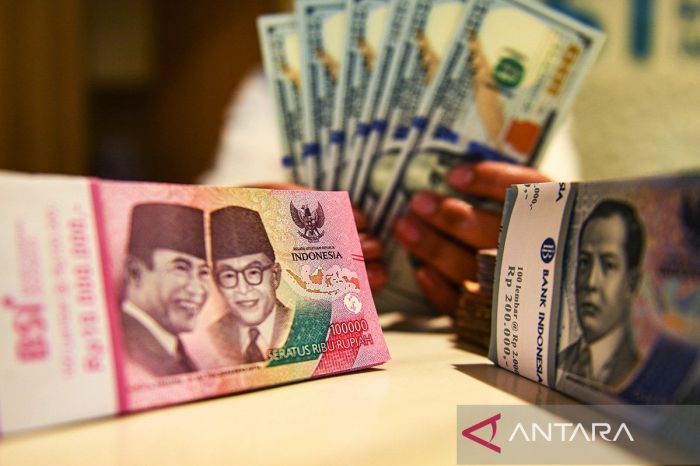 Rupiah Melemah Mendekati Rp 17.000 per Dollar AS, Gara-gara Trump Ancam Iran?