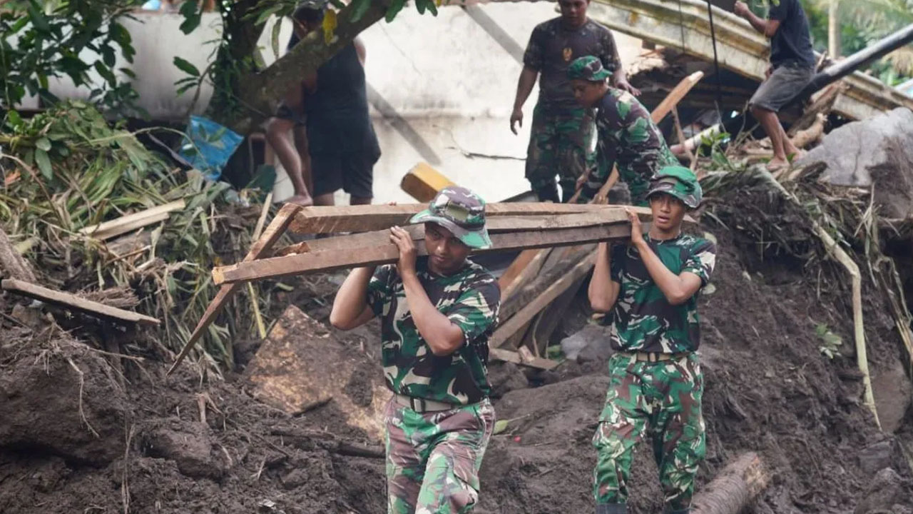 Kodam Merdeka Buka Akses Jalan Paseng Usai Banjir Bandang Pulau Siau