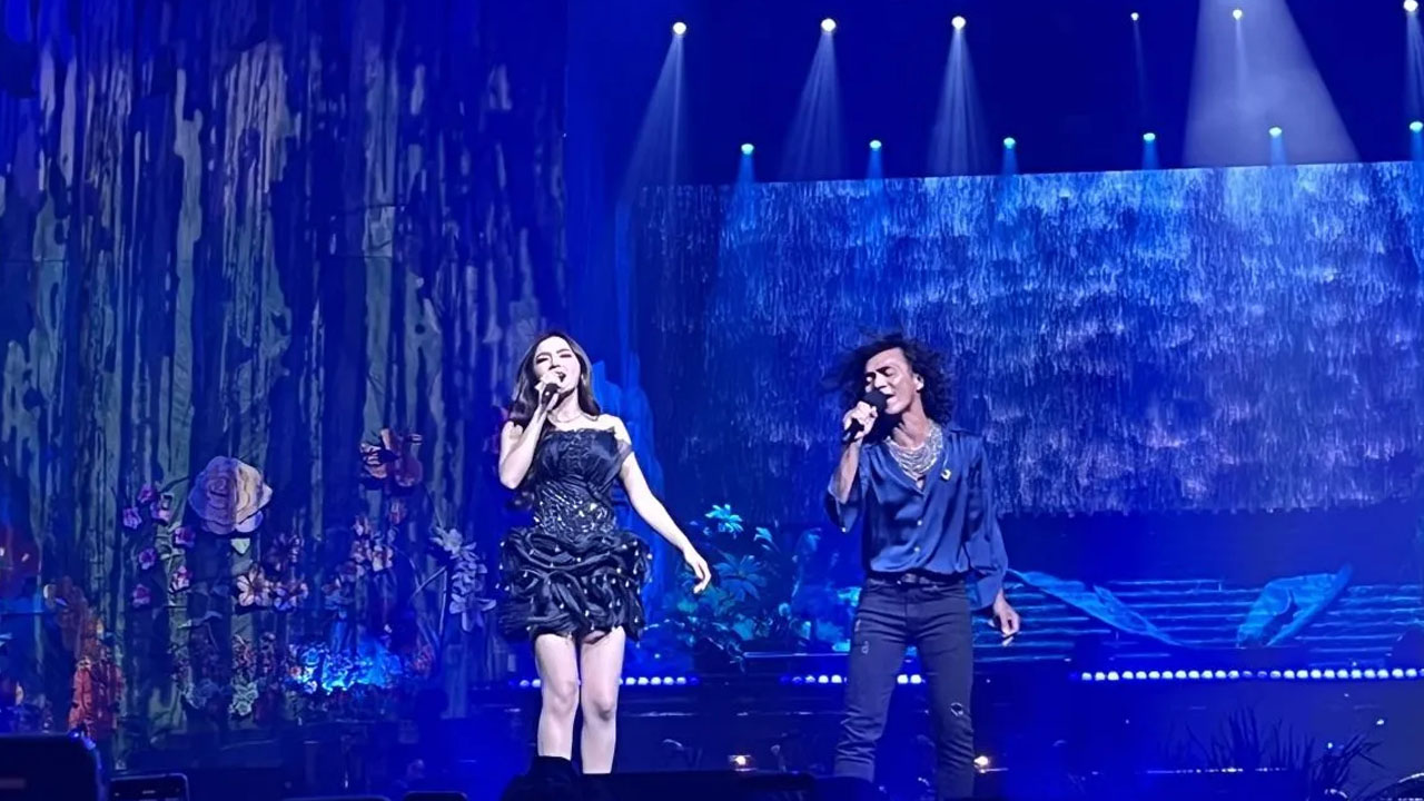 Kaka Slank Nyanyikan Lagu “Sia-Sia” di Konser KOMA Mahalini