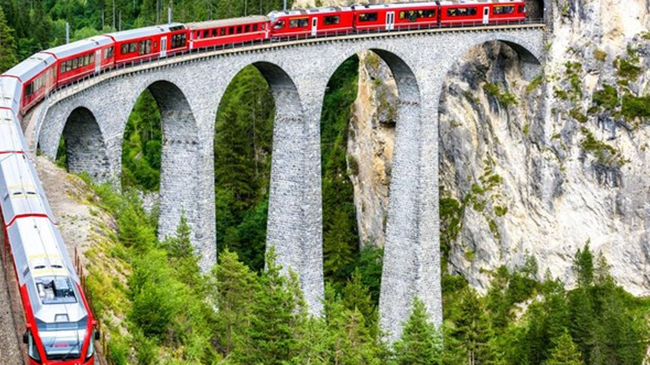 Kereta Api di Swiss Tergelincir Imbas Longsor Salju, 5 Orang Terluka